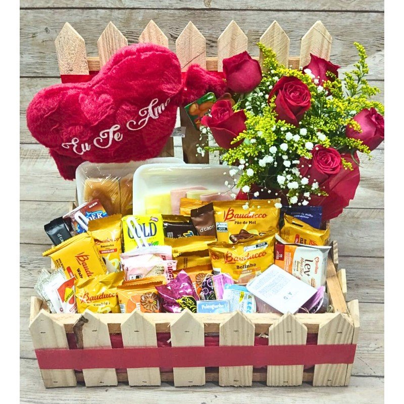 Cesta de Café Cerquinha Especial c/ 40 itens + Coração + Arranjo de Rosas Cesta de Café Cerquinha Especial c/ 40 itens + Coração + Arranjo de Rosas
